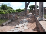 02834 ostia - regio v - semita dei cippi - ecke via dei molini - li (v,v,3-4) - re - exedra (i,xii,3) - ri sueden.jpg